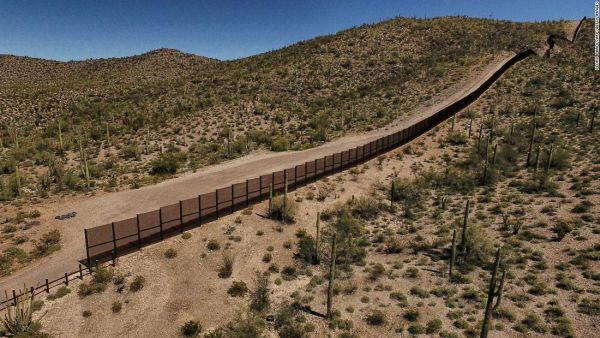 Строящяася стена на границе США с Мексикой