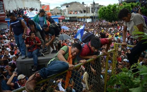 Нелегальные мигранты штурмуют препятствия на границе