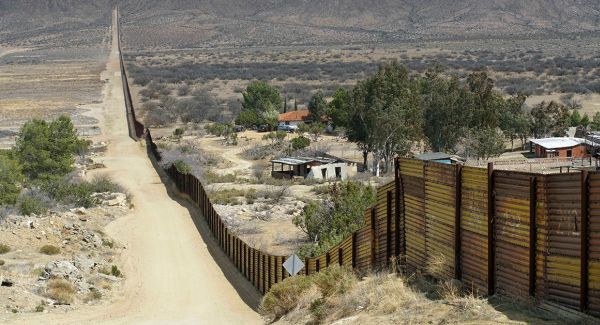 Стена на границе с Мексикой