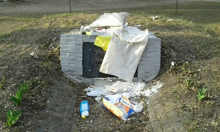 В Харькове засыпали мусором и отходами т.н. «памятник УПА» в Молодежном парке