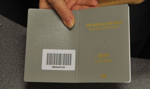 Позорный серый паспорт «негражданина», в переводе с английского – «чужака»