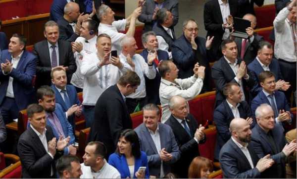 Депутаты Рады приветствуют сами себя за новый закон об украинском языке
