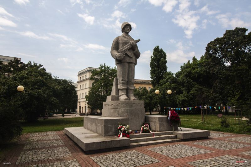 Этот монумент стоит в центре Варшавы более полувека. Фото: warszawa.fotopolska.eu