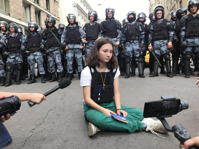 Несовершеннолетняя «активистка» не из Москвы делает картинку для прессы, Москва, 2019 год