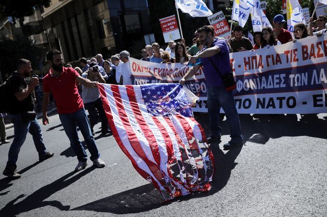 Демонстранты в Афинах сжигают американский флаг. Фото Рейтер