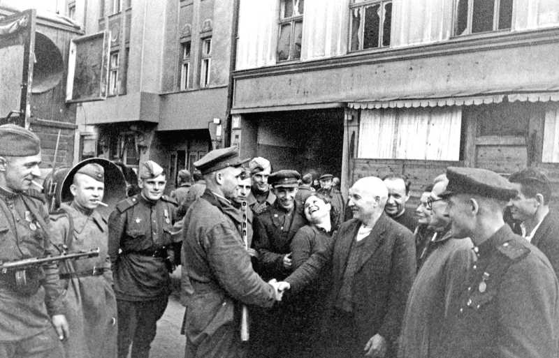 Советские бойцы беседуют с жителями освобожденной Риги