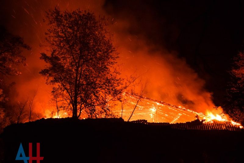 Дом горит в результате обстрела ВСУ. Фото: агентства ДАН