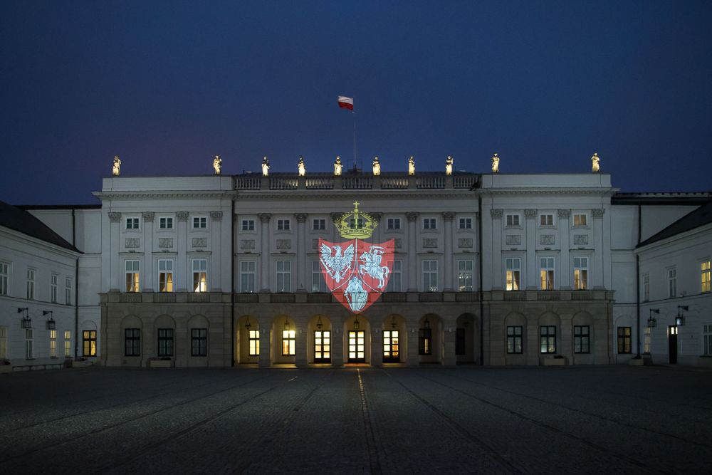 Президентский дворец в Варшаве иллюминировали символикой антироссийского мятежа.