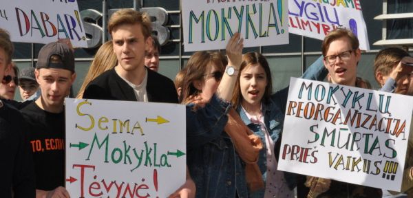 Митинг протеста в Вильнюсе против реорганизации русских школ.