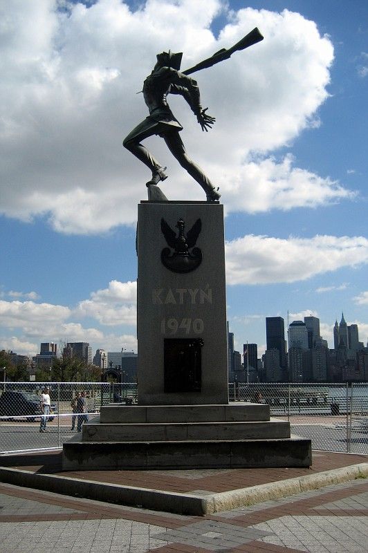 Монумент жертвам Катыни в Джерси-Сити (США)