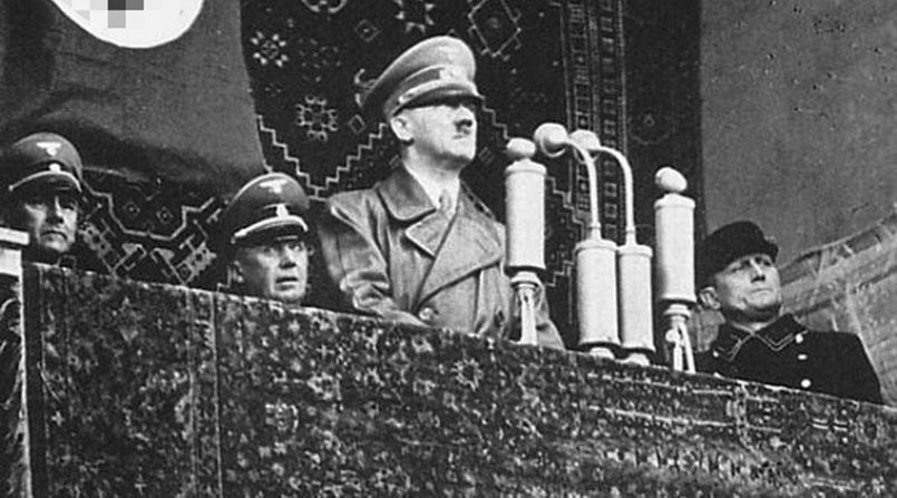 Гитлер выступает в Mемеле с балкона драматического театра. Справа – лидер местных немецких националистов Э.Нойман. 