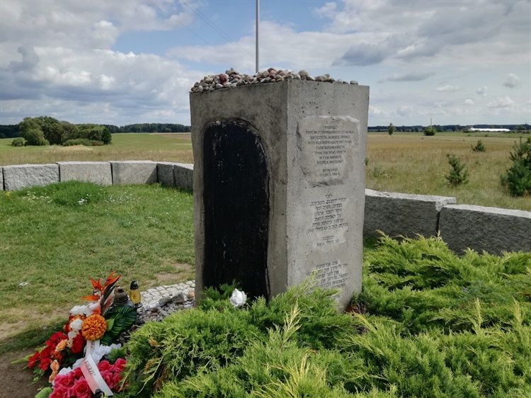 Памятник жертвам еврейского погрома в польском Едвабне. Фото: polskaniezwykla.pl