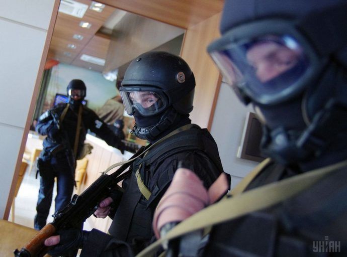 Украинские спецслужбы проводят обыск. Фото: УНИАН