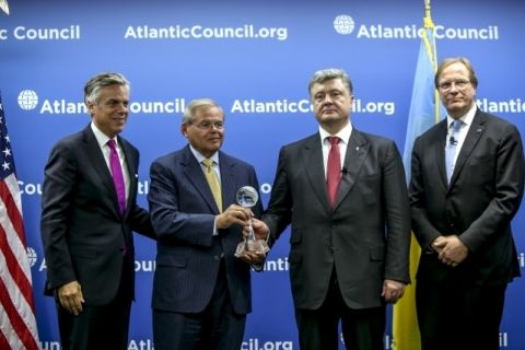 П. Порошенко получает награду от Атлантического совета