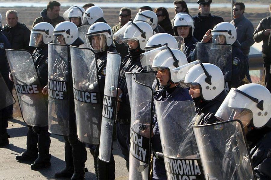 На острова прибыла греческая полиция, чтобы расправится с протестующими против лагерей