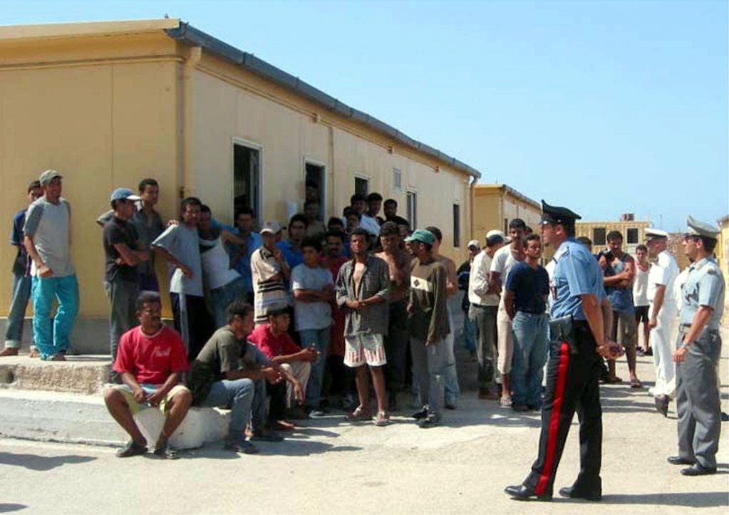 Лагерь для беженцев на Лампедузе