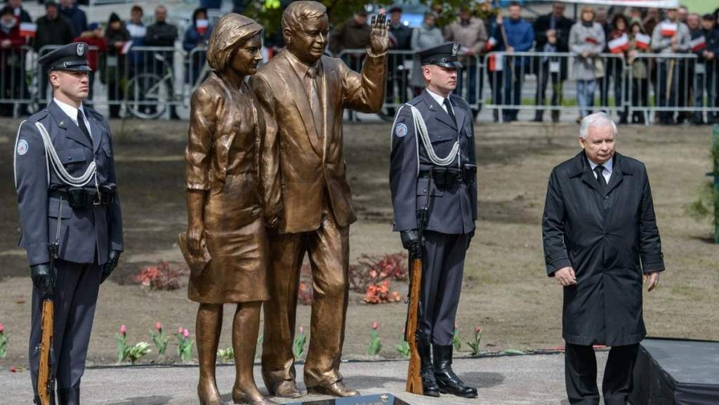 Ярослав Качиньский у памятника брату и его жене Марии.