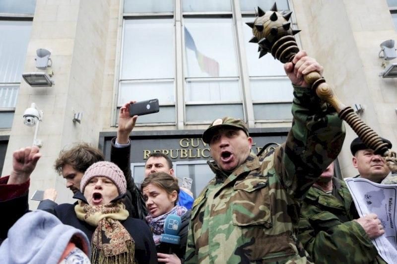 «Унионист без тормозов» размахивал буздуганом (булавой), клеймил Додона и штурмовал здание правительства Молдовы