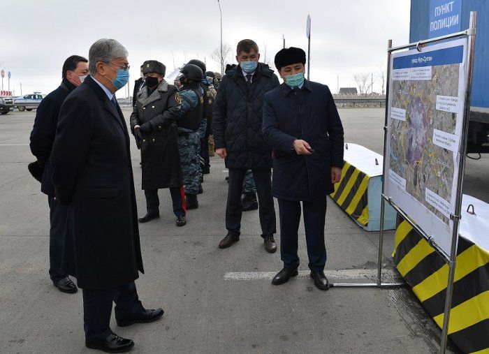 Президент Казахстана Токаев проверяет работу КПП на въезде в Нур-Султан