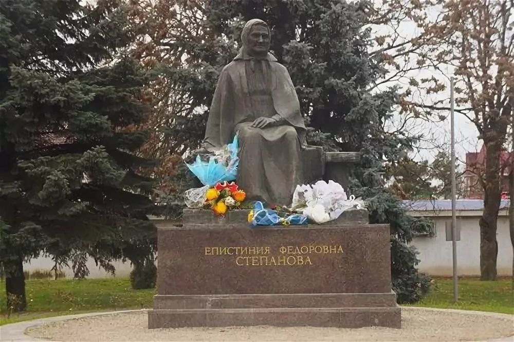 Памятник Е. Степановой