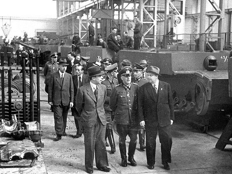 Немцы на танковом заводе в Чехии