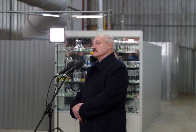 Александр Лукашенко на встрече с трудовым коллективом стеклозавода «Неман» пересказал мнение министра иностранных дел о российских тестах