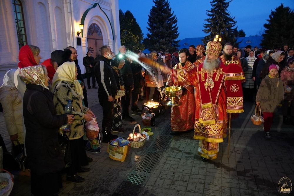 Митрополит Арсений (Яковенко) освящает праздничные яства