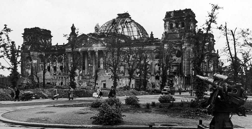 Рейхстаг после окончания боёв за Берлин