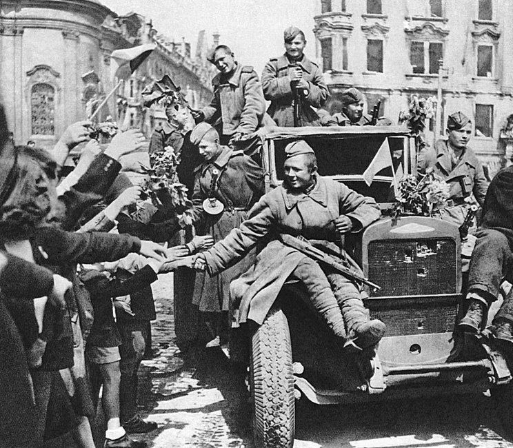 Советские солдаты в Праге