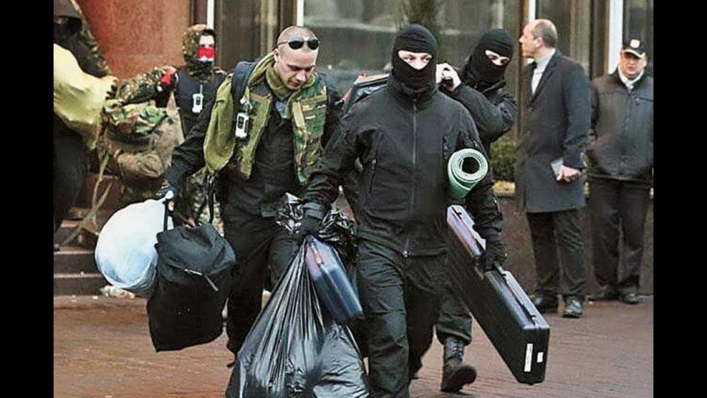 Вооружённые активисты майдана покидают штаб в центре Киева