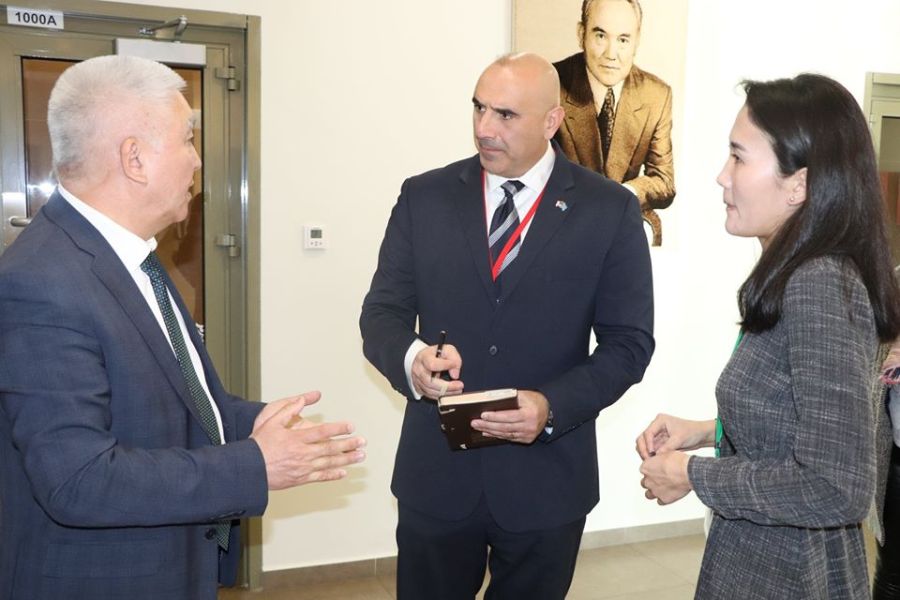 Полковник армии США Вильям Саба общается с директором НЦООИ Ерубаевым