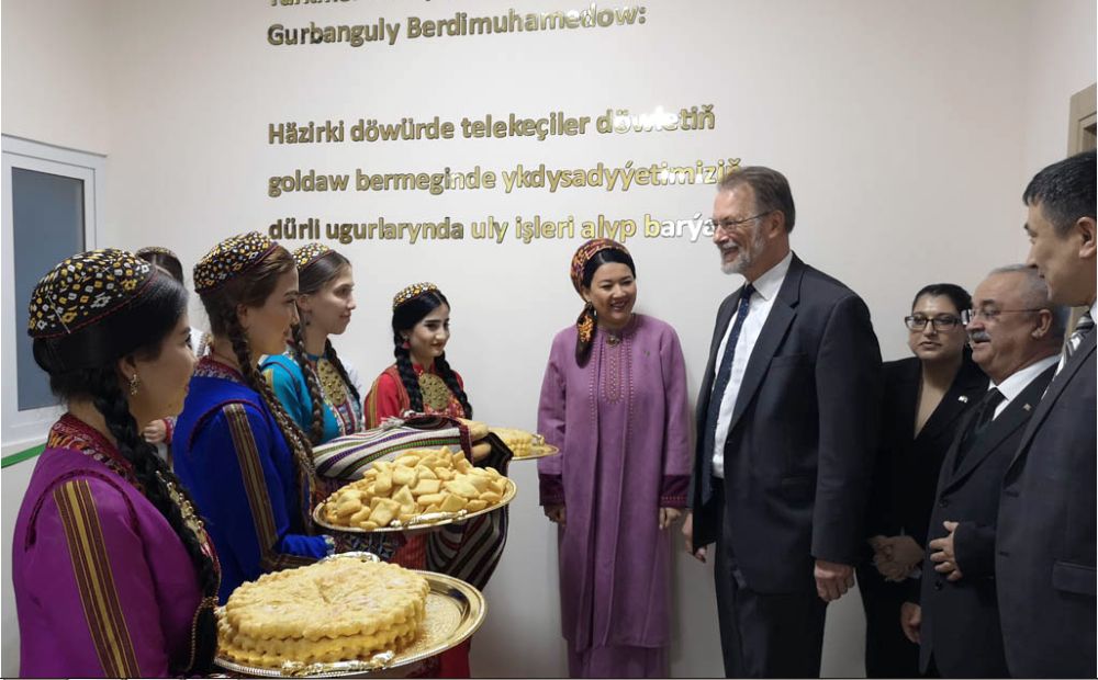 Посол США в Туркменистане Аллан Филипп Мастард открывает лабораторию в Ашхабаде.
