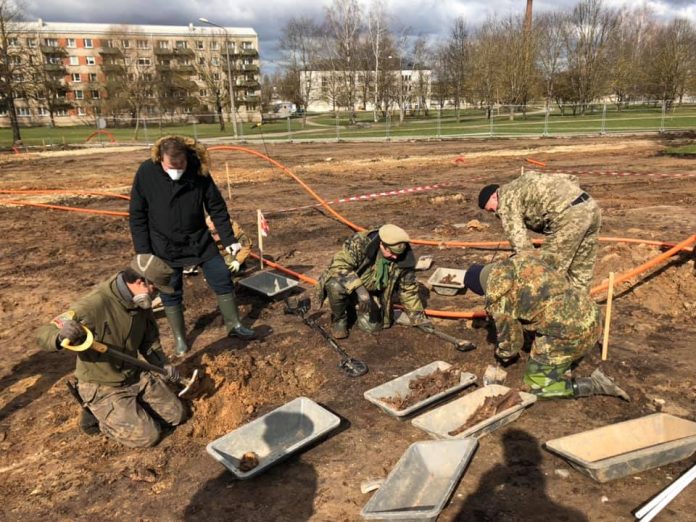 В городском парке Резекне обнаружены останки солдат. Апрель, 2020 года. Фото предоставлено генкольсунством России.