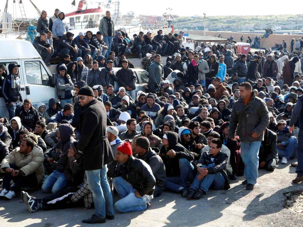 Мигранты на итальянском острове Лампедуза