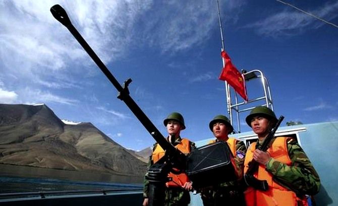 Китайские военные в приграничном с Индией высокогорном районе