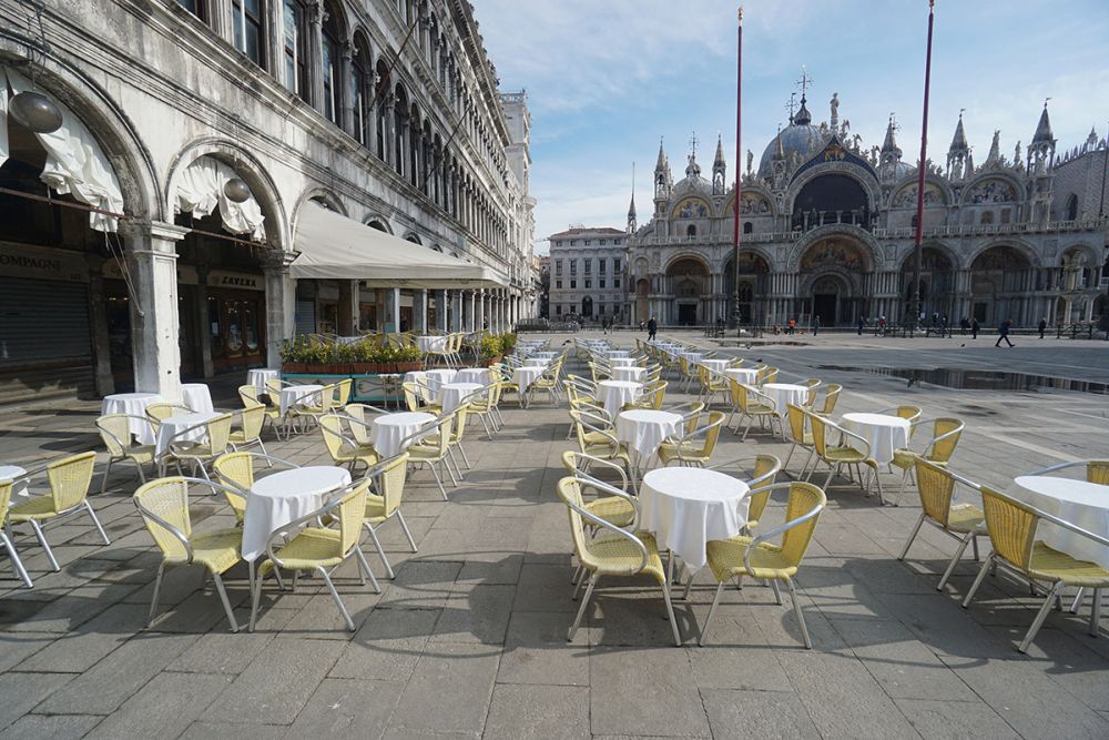 Закрытые столики кафе в Венеции