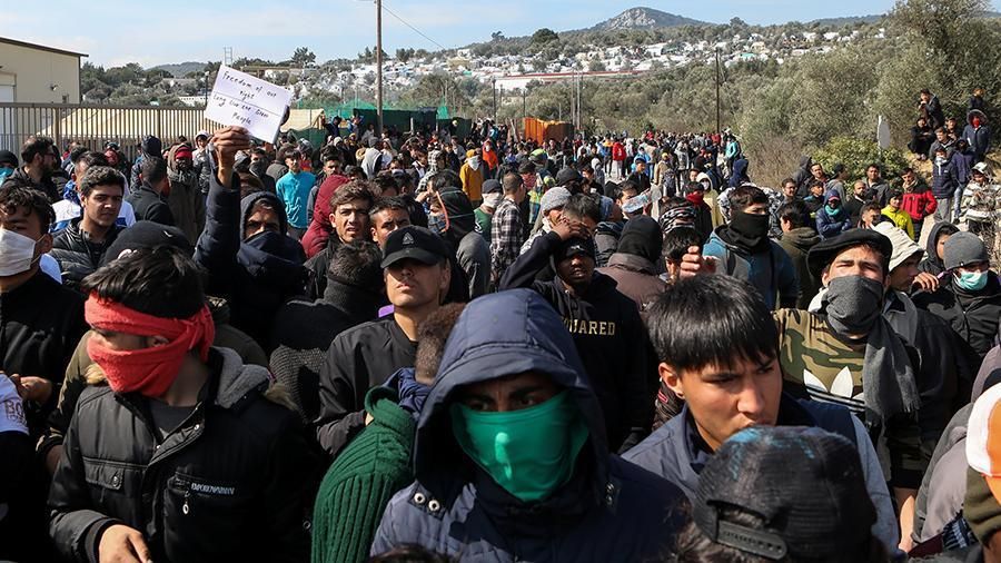 Толпы мигрантов в Греции