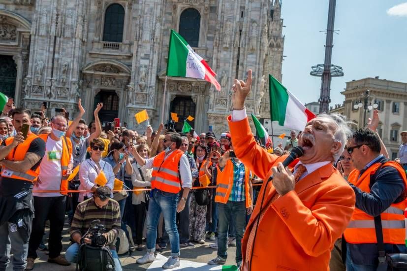 Лидер желтых жилетов возбуждает толпу в Милане