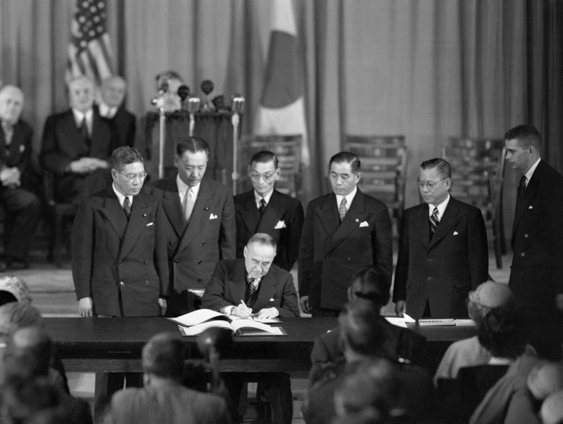 Японская делегация подписывает Сан-Францисский мирный договор