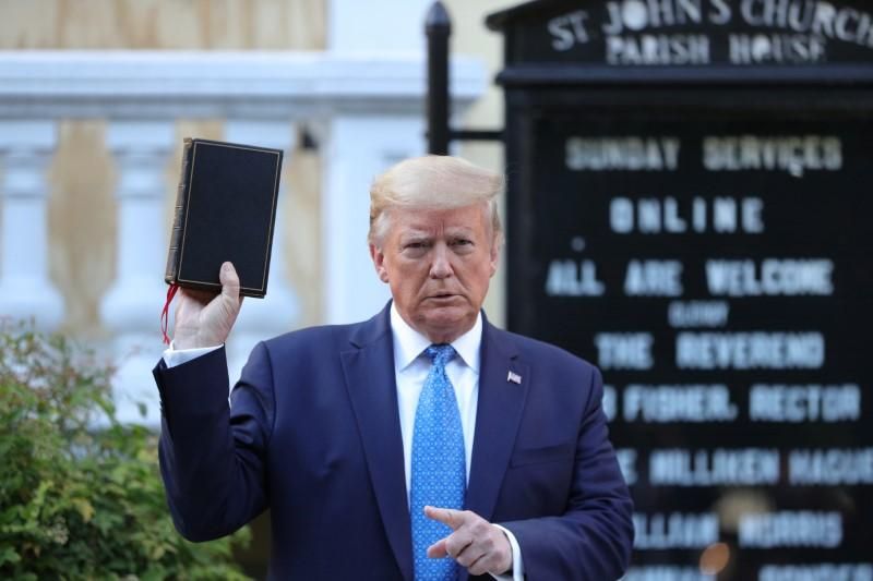 Демонстрируя приверженность традиционным ценностям, Президент США позирует с Библией в руках. 