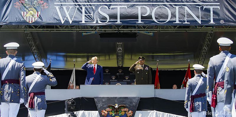 президент Дональд Трамп выступает перед выпускниками Военной академии в Вест-Пойнте