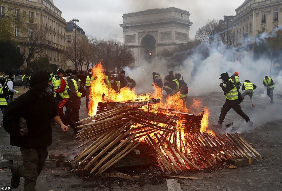 Восстание «жёлтых жилетов» в Париже