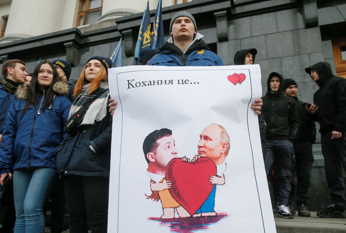 Украинские национал-радикалы атакуют президента Владимира Зеленского.