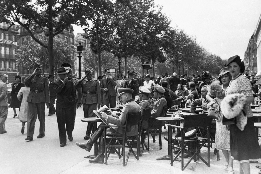 Немецкие офицеры в парижском кафе
