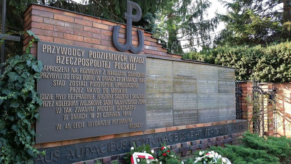 Современный мемориал в Прушкове, где арестовали поляков. Надпись на латыни внизу гласит: Похвалой дерзким и непокорным будет правда и справедливость 