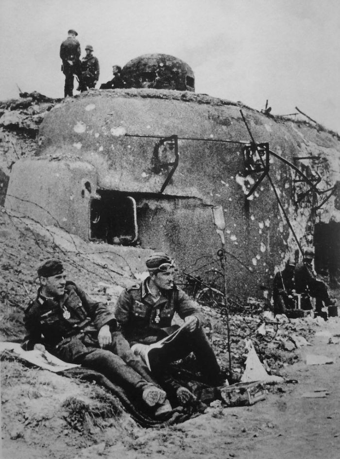 Немецкие солдаты у захваченного укрепления на линии Мажино