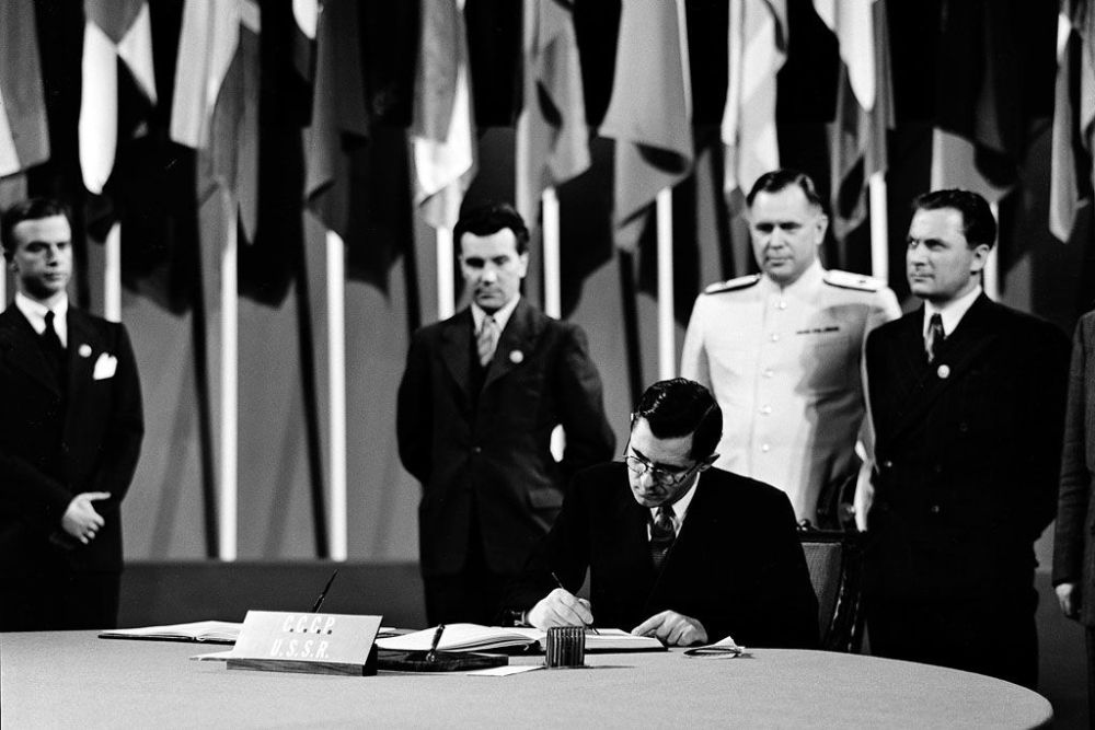 А.А. Громыко подписывает Устав ООН