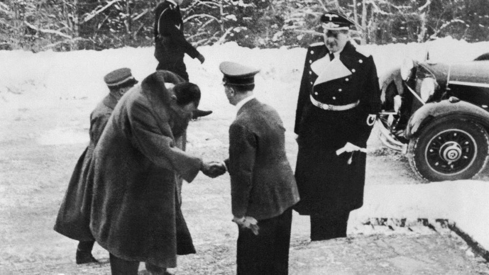 Посол Польши Липский жмет руку фюреру