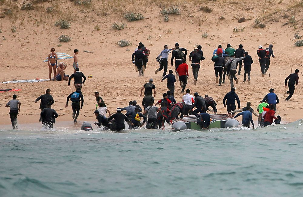 Мигранты высаживаются прямо на пляжи и разбегаются по стране