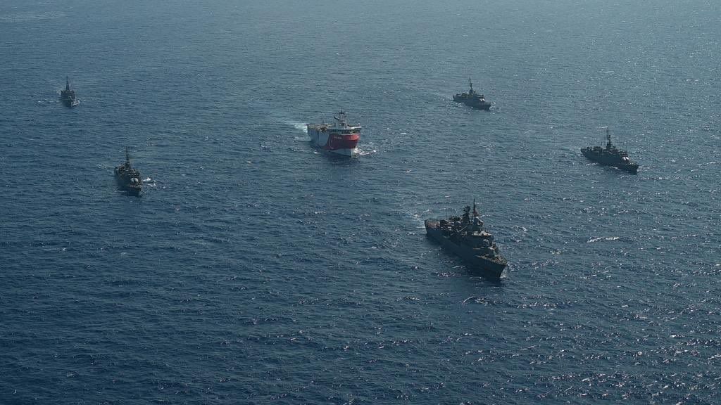 Турецкие геологоразведочные суда в сопровождении военных кораблей и ударных беспилотников